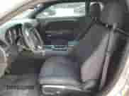 2014 Dodge Challenger SXT z VIN 2C3CDYAG7EH231853, wystawiony jako Copart lot #57032924 z przebiegiem 160 093 mil mil oraz Szkoda całkowita • Salvage title. Historia ofert i sprzedaży dostępna na DreamBid. Obrazek 7.