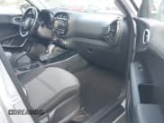 ✅ 2021 Kia Soul EX • VIN: KNDJ33AUXM7757418 • Lot: 43554974. Wystawiony na IAAI z przebiegiem 24 510 mil. Bezpłatny archiwum sprzedaży aukcyjnych z USA i szczegółowy raport historii pojazdu na DreamBid. Zdjęcie 5.