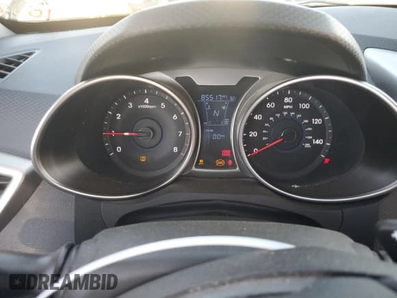 ✅ 2017 Hyundai Veloster • VIN: KMHTC6AD9HU313363 • Lot: 77983884. Wystawiony na Copart z przebiegiem 85 517 mil. Bezpłatny archiwum sprzedaży aukcyjnych z USA i szczegółowy raport historii pojazdu na DreamBid. Zdjęcie 9.