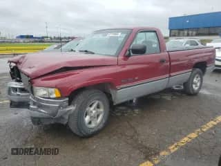 1996 Dodge 1500 z VIN 1B7HC16Y2TJ139882, wystawiony jako Copart lot #57718955 z przebiegiem 108 136 mil mil oraz Czysty tytuł • Clean title. Historia ofert i sprzedaży dostępna na DreamBid. Obrazek 1.