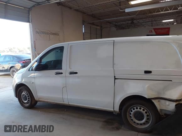 ✅ 2022 Mercedes-Benz Metris Cargo • VIN: W1YV0BEY2N3964584 • Lot: 43439418. Wystawiony na IAAI z przebiegiem 57 293 mil. Bezpłatny archiwum sprzedaży aukcyjnych z USA i szczegółowy raport historii pojazdu na DreamBid. Zdjęcie 14.