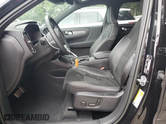 ✅ 2022 Volvo XC40 R-Design • VIN: YV4162UM7N2769504 • Lot: 69585735. Wystawiony na Copart z przebiegiem 37 041 mil. Bezpłatny archiwum sprzedaży aukcyjnych z USA i szczegółowy raport historii pojazdu na DreamBid. Zdjęcie 7.