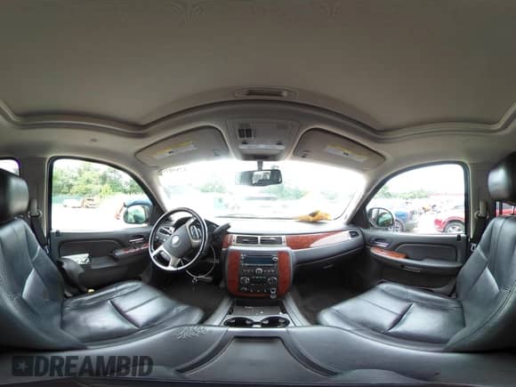 2014 Chevrolet Suburban LT z VIN 1GNSKJE70ER215516, wystawiony jako IAAI lot #42892191 z przebiegiem 201 872 mil mil oraz . Historia ofert i sprzedaży dostępna na DreamBid. Obrazek 20.