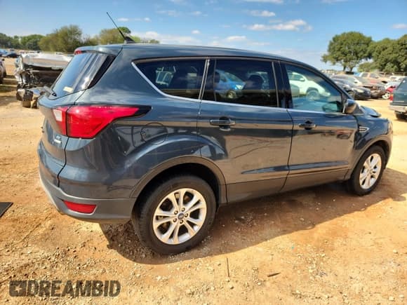 ✅ 2019 Ford Escape SE • VIN: 1FMCU0GD8KUA58486 • Lot: 86133595. Listed on Copart with 113,649 mi. Free auction sales archive from the USA and detailed vehicle history report at DreamBid. Image 3.
