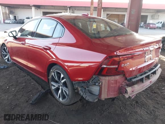 ✅ 2020 Volvo S60 R-Design • VIN: 7JRA22TMXLG067873 • Lot: 42630818. Wystawiony na IAAI z przebiegiem 60 122 mil. Bezpłatny archiwum sprzedaży aukcyjnych z USA i szczegółowy raport historii pojazdu na DreamBid. Zdjęcie 3.