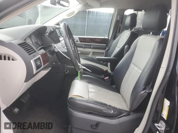 ✅ 2010 Chrysler Town & Country Touring Plus • VIN: 2A4RR8D18AR442802 • Lot: 89899685. Wystawiony na Copart z przebiegiem 149 651 mil. Bezpłatny archiwum sprzedaży aukcyjnych z USA i szczegółowy raport historii pojazdu na DreamBid. Zdjęcie 7.