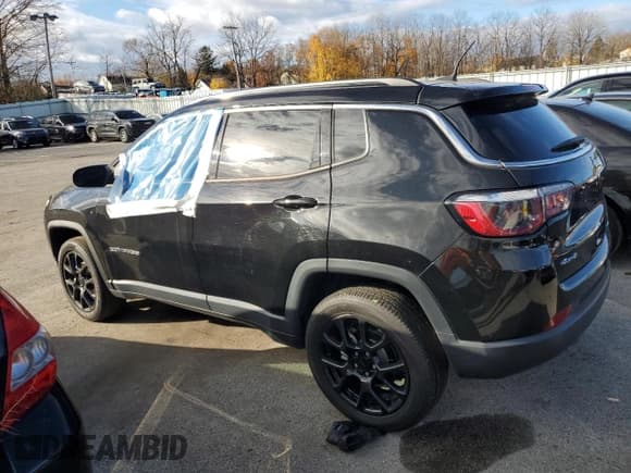 ✅ 2022 Jeep Compass Latitude Lux • VIN: 3C4NJDFB6NT135075 • Lot: 92456935. Listed on Copart with 5,243 mi. Free auction sales archive from the USA and detailed vehicle history report at DreamBid. Image 2.