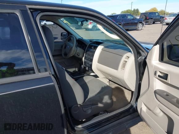 ✅ 2011 Ford Escape XLS • VIN: 1FMCU9C75BKC43224 • Lot: 43374031. Listed on IAAI with 177,655 mi. Free auction sales archive from the USA and detailed vehicle history report at DreamBid. Image 5.