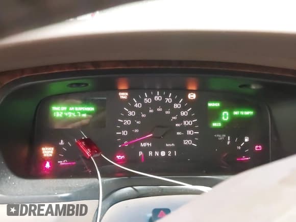 ✅ 1998 Lincoln Town Car Signature • VIN: 1LNFM82W8WY720232 • Lot: 42125723. Listed on IAAI with 132,494 mi. Free auction sales archive from the USA and detailed vehicle history report at DreamBid. Image 7.