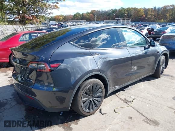 ✅ 2024 Tesla Model Y Long Range • VIN: 7SAYGDEE3RF037846 • Lot: 43522422. Wystawiony na IAAI z przebiegiem 35 753 mil. Bezpłatny archiwum sprzedaży aukcyjnych z USA i szczegółowy raport historii pojazdu na DreamBid. Zdjęcie 4.