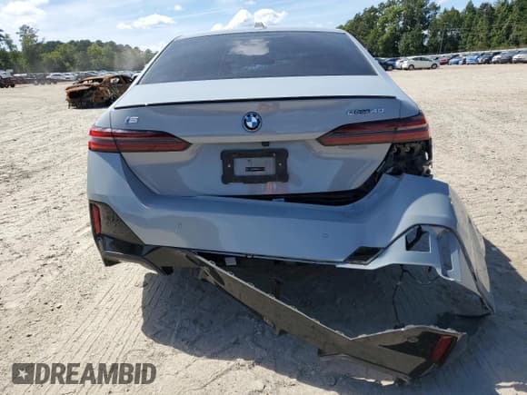 ✅ 2024 BMW i5 eDrive40 • VIN: WBY33FK04RCR43720 • Lot: 71079865. Wystawiony na Copart z przebiegiem 23 408 mil. Bezpłatny archiwum sprzedaży aukcyjnych z USA i szczegółowy raport historii pojazdu na DreamBid. Zdjęcie 6.
