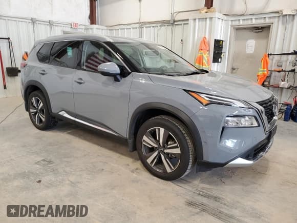 ✅ 2023 Nissan Rogue Platinum • VIN: JN8BT3DD7PW321530 • Lot: 69505295. Wystawiony na Copart z przebiegiem 26 040 mil. Bezpłatny archiwum sprzedaży aukcyjnych z USA i szczegółowy raport historii pojazdu na DreamBid. Zdjęcie 4.
