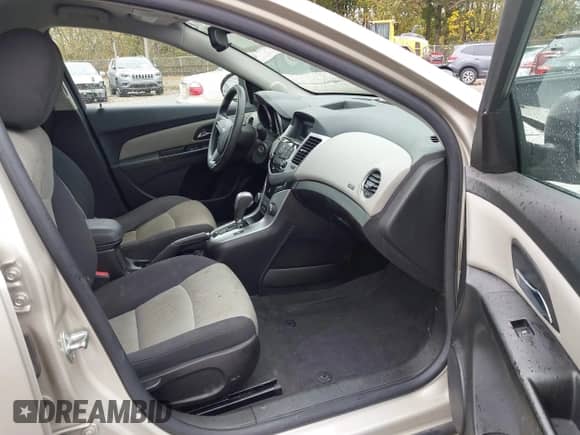 2013 Chevrolet Cruze LS z VIN 1G1PA5SH5D7194283, wystawiony jako IAAI lot #43503568 z przebiegiem 88 253 mil mil oraz . Historia ofert i sprzedaży dostępna na DreamBid. Obrazek 5.