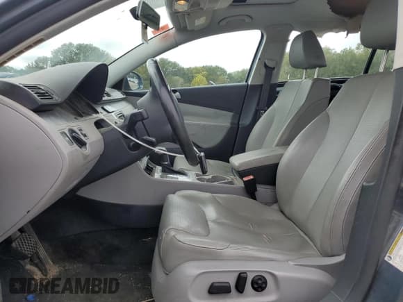 ✅ 2010 Volkswagen Passat Komfort • VIN: WVWJM9AN2AE140384 • Lot: 82783615. Wystawiony na Copart z przebiegiem 172 451 mil. Bezpłatny archiwum sprzedaży aukcyjnych z USA i szczegółowy raport historii pojazdu na DreamBid. Zdjęcie 7.