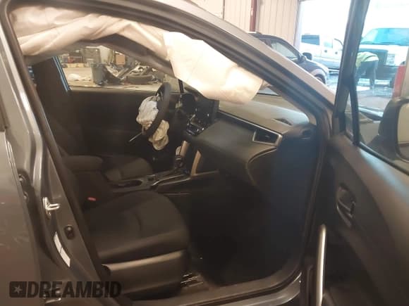 ✅ 2022 Toyota Corolla Cross LE • VIN: 7MUBAABG9NV022465 • Lot: 43516802. Wystawiony na IAAI z przebiegiem 86 446 mil. Bezpłatny archiwum sprzedaży aukcyjnych z USA i szczegółowy raport historii pojazdu na DreamBid. Zdjęcie 5.