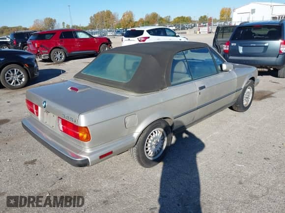 1989 BMW 3 Series z VIN WBABB1309K8275291, wystawiony jako IAAI lot #43598416 z przebiegiem 184 412 mil mil oraz . Historia ofert i sprzedaży dostępna na DreamBid. Obrazek 4.