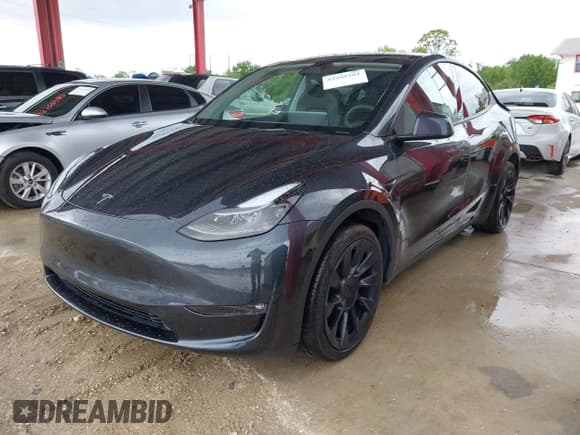 ✅ 2024 Tesla Model Y Long Range • VIN: 7SAYGAEE3RF039918 • Lot: 42245381. Wystawiony na IAAI z przebiegiem 23 888 mil. Bezpłatny archiwum sprzedaży aukcyjnych z USA i szczegółowy raport historii pojazdu na DreamBid. Zdjęcie 18.