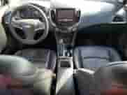 2017 Chevrolet Cruze Premier z VIN 1G1BF5SM1H7229190, wystawiony jako Copart lot #70190282 z przebiegiem 140 412 mil mil oraz . Historia ofert i sprzedaży dostępna na DreamBid. Obrazek 8.