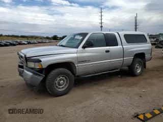 2001 Dodge 1500 z VIN 3B7HF13Y21G718915, wystawiony jako Copart lot #76817334 z przebiegiem 138 716 mil mil oraz Szkoda całkowita • Salvage title. Historia ofert i sprzedaży dostępna na DreamBid. Obrazek 1.