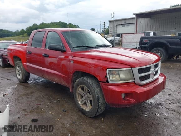 ✅ 2010 Dodge Dakota Bighorn/Lonestar • VIN: 1D7CW3GP2AS104601 • Lot: 42695672. Wystawiony na IAAI z przebiegiem 165 876 mil. Bezpłatny archiwum sprzedaży aukcyjnych z USA i szczegółowy raport historii pojazdu na DreamBid. Zdjęcie 1.