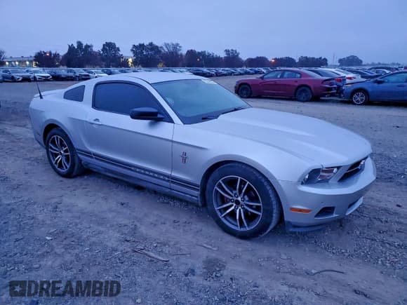 ✅ 2010 Ford Mustang V6 • VIN: 1ZVBP8AN1A5152352 • Лот: 95346955. Опубликован ранее на Copart с пробегом 108 619 миль. Бесплатный доступ к архиву аукционных продаж из США и подробный отчёт об истории автомобиля на DreamBid. Изображение 4.