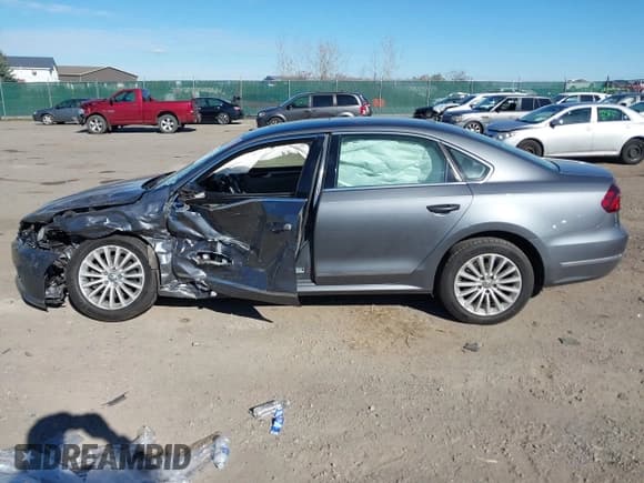 ✅ 2017 Volkswagen Passat SE • VIN: 1VWBT7A37HC014907 • Lot: 43559552. Listed on IAAI with 171,721 mi. Free auction sales archive from the USA and detailed vehicle history report at DreamBid. Image 14.