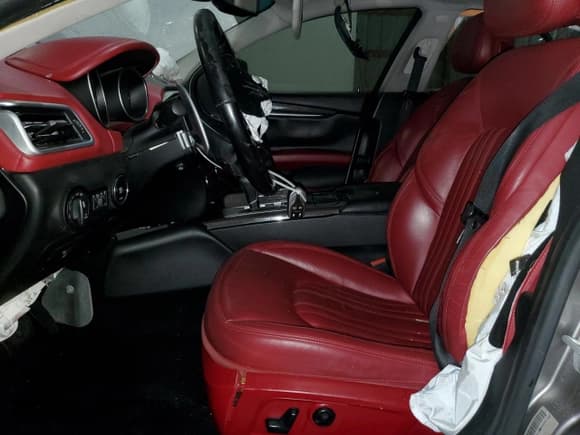 ✅ 2015 Maserati Ghibli • VIN: ZAM57XSA8F1155250 • Lot: 85365165. Wystawiony na Copart z przebiegiem 105 477 mil. Bezpłatny archiwum sprzedaży aukcyjnych z USA i szczegółowy raport historii pojazdu na DreamBid. Zdjęcie 7.