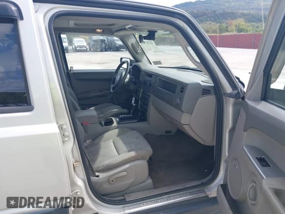 ✅ 2007 Jeep Commander Sport • VIN: 1J8HG48K57C632828 • Lot: 43207553. Wystawiony na IAAI z przebiegiem 169 988 mil. Bezpłatny archiwum sprzedaży aukcyjnych z USA i szczegółowy raport historii pojazdu na DreamBid. Zdjęcie 5.