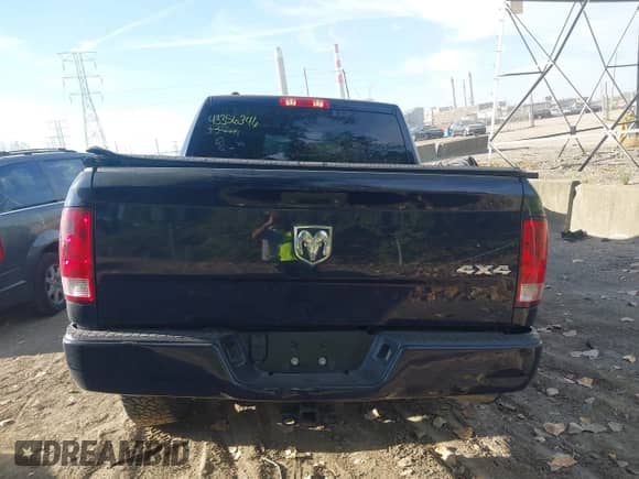 2018 Ram 1500 Express z VIN 1C6RR7KG3JS339414, wystawiony jako IAAI lot #43356346 z przebiegiem 100 865 mil mil oraz . Historia ofert i sprzedaży dostępna na DreamBid. Obrazek 16.