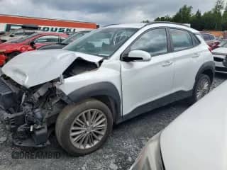 2021 Hyundai Kona SEL z VIN KM8K2CAA1MU696213, wystawiony jako Copart lot #65401865 z przebiegiem 53 974 mil mil oraz Szkoda całkowita • Salvage title. Historia ofert i sprzedaży dostępna na DreamBid. Obrazek 1.