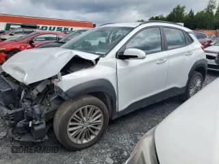 ✅ 2021 Hyundai Kona SEL • VIN: KM8K2CAA1MU696213 • Лот: 65401865. Опубликован ранее на Copart с пробегом 53 974 миль. Бесплатный доступ к архиву аукционных продаж из США и подробный отчёт об истории автомобиля на DreamBid. Изображение 1.