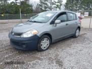 ✅ 2011 Nissan Versa S • VIN: 3N1BC1CP2BL390431 • Lot: 43844338. Wystawiony na IAAI z przebiegiem 100 051 mil. Bezpłatny archiwum sprzedaży aukcyjnych z USA i szczegółowy raport historii pojazdu na DreamBid. Zdjęcie 2.