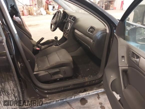 ✅ 2013 Volkswagen Golf TDI w/Sunroof & Nav • VIN: WVWNM7AJ1DW009528 • Lot: 43574818. Wystawiony na IAAI z przebiegiem 81 377 mil. Bezpłatny archiwum sprzedaży aukcyjnych z USA i szczegółowy raport historii pojazdu na DreamBid. Zdjęcie 5.