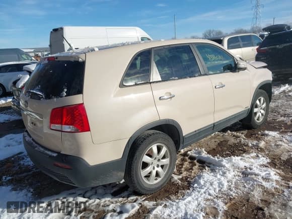 ✅ 2011 Kia Sorento LX • VIN: 5XYKTCA13BG169838 • Lot: 43860701. Listed on IAAI with 102,517 mi. Free auction sales archive from the USA and detailed vehicle history report at DreamBid. Image 4.