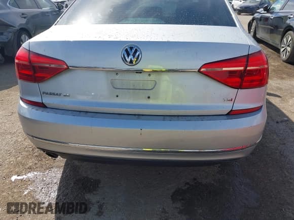 ✅ 2016 Volkswagen Passat SE • VIN: 1VWBT7A39GC008704 • Lot: 43460787. Wystawiony na IAAI z przebiegiem 104 466 mil. Bezpłatny archiwum sprzedaży aukcyjnych z USA i szczegółowy raport historii pojazdu na DreamBid. Zdjęcie 16.