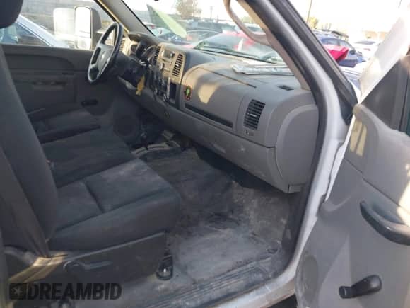 2011 Chevrolet Silverado 2500HD Work Truck z VIN 1GC0KVCG8BZ403514, wystawiony jako IAAI lot #43476303 z przebiegiem 224 583 mil mil oraz . Historia ofert i sprzedaży dostępna na DreamBid. Obrazek 5.