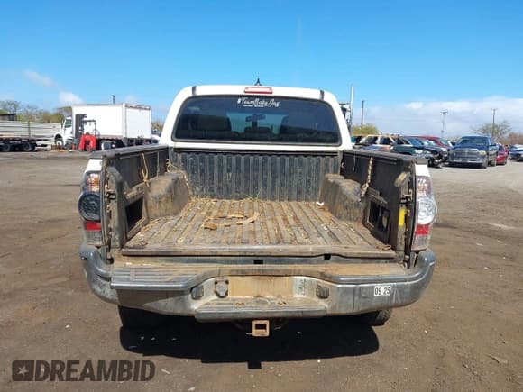 ✅ 2015 Toyota Tacoma • VIN: 5TFLU4EN0FX137548 • Лот: 43586458. Опубликован ранее на IAAI с пробегом 215 829 миль. Бесплатный доступ к архиву аукционных продаж из США и подробный отчёт об истории автомобиля на DreamBid. Изображение 17.