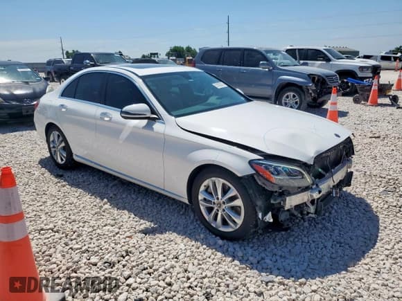 ✅ 2019 Mercedes-Benz C 300 • VIN: 55SWF8DB7KU283213 • Lot: 57432015. Wystawiony na Copart z przebiegiem 83 667 mil. Bezpłatny archiwum sprzedaży aukcyjnych z USA i szczegółowy raport historii pojazdu na DreamBid. Zdjęcie 4.