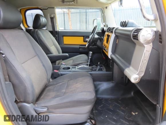 ✅ 2007 Toyota FJ Cruiser • VIN: JTEBU11F370076307 • Lot: 82147615. Wystawiony na Copart z przebiegiem 182 609 mil. Bezpłatny archiwum sprzedaży aukcyjnych z USA i szczegółowy raport historii pojazdu na DreamBid. Zdjęcie 5.