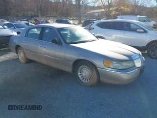 ✅ 2002 Lincoln Town Car Signature • VIN: 1LNHM82W22Y661083 • Lot: 43718362. Wystawiony na IAAI z przebiegiem 113 539 mil. Bezpłatny archiwum sprzedaży aukcyjnych z USA i szczegółowy raport historii pojazdu na DreamBid. Zdjęcie 1.