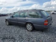 ✅ 1995 Mercedes-Benz E • VIN: WDBEA92E9SF334574 • Лот: 70999795. Опубликован ранее на Copart с пробегом 147 739 миль. Бесплатный доступ к архиву аукционных продаж из США и подробный отчёт об истории автомобиля на DreamBid. Изображение 2.