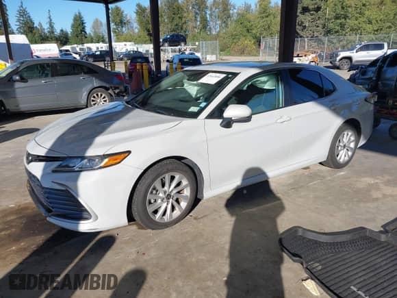 2023 Toyota Camry LE z VIN 4T1C11AK3PU187197, wystawiony jako IAAI lot #43443006 z przebiegiem 45 944 mil mil oraz . Historia ofert i sprzedaży dostępna na DreamBid. Obrazek 2.