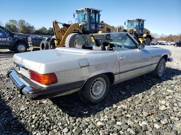 ✅ 1976 Mercedes-Benz SL • VIN: 10704412032553 • Лот: 79898874. Опубликован ранее на Copart с пробегом 95 232 миль. Бесплатный доступ к архиву аукционных продаж из США и подробный отчёт об истории автомобиля на DreamBid. Изображение 3.