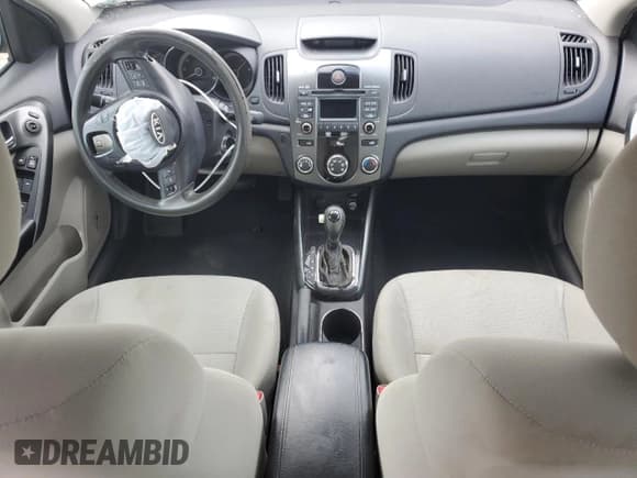 ✅ 2013 Kia Forte EX • VIN: KNAFU4A28D5737975 • Lot: 69840835. Wystawiony na Copart z przebiegiem 174 578 mil. Bezpłatny archiwum sprzedaży aukcyjnych z USA i szczegółowy raport historii pojazdu na DreamBid. Zdjęcie 8.