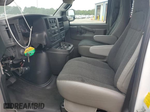 ✅ 2025 Chevrolet Express Cargo • VIN: 1GCWGAFP8S1159197 • Lot: 85582315. Wystawiony na Copart z przebiegiem Nie podano. Bezpłatny archiwum sprzedaży aukcyjnych z USA i szczegółowy raport historii pojazdu na DreamBid. Zdjęcie 7.