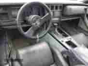 1985 Chevrolet Corvette z VIN 1G1YY0789F5106636, wystawiony jako Copart lot #86161924 z przebiegiem 105 024 mil mil oraz Szkoda całkowita • Salvage title. Historia ofert i sprzedaży dostępna na DreamBid. Obrazek 8.