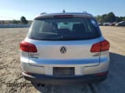✅ 2017 Volkswagen Tiguan S • VIN: WVGBV7AX8HK054544 • Lot: 85679905. Wystawiony na Copart z przebiegiem 130 027 mil. Bezpłatny archiwum sprzedaży aukcyjnych z USA i szczegółowy raport historii pojazdu na DreamBid. Zdjęcie 6.
