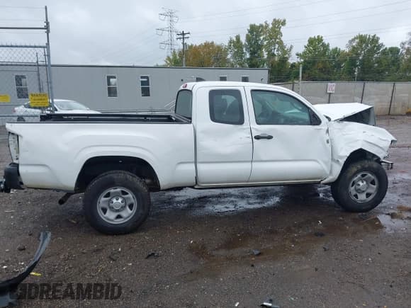✅ 2018 Toyota Tacoma SR • VIN: 5TFRX5GN1JX113093 • Lot: 43399121. Wystawiony na IAAI z przebiegiem 158 006 mil. Bezpłatny archiwum sprzedaży aukcyjnych z USA i szczegółowy raport historii pojazdu na DreamBid. Zdjęcie 14.