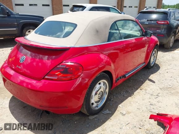 ✅ 2013 Volkswagen Beetle 2.0T w/Sound/Nav • VIN: 3VW7A7AT5DM801567 • Лот: 42266410. Опубликован ранее на IAAI с пробегом 37 190 миль. Бесплатный доступ к архиву аукционных продаж из США и подробный отчёт об истории автомобиля на DreamBid. Изображение 4.