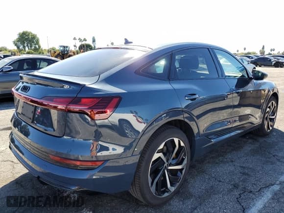 ✅ 2022 Audi e-tron Sportback Premium Plus • VIN: WA12AAGE2NB011584 • Лот: 85911655. Опубликован ранее на Copart с пробегом 24 446 миль. Бесплатный доступ к архиву аукционных продаж из США и подробный отчёт об истории автомобиля на DreamBid. Изображение 3.